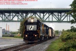 MI-21 heads south with a short train at Gloucester, NJ.